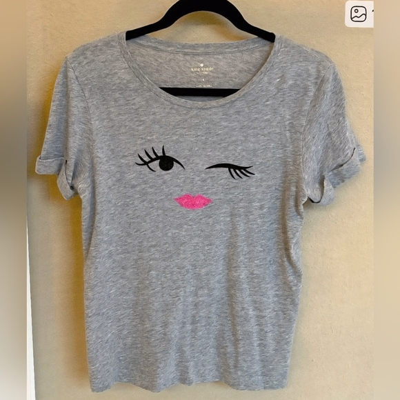 ❤️Authentic  ♠️KATE SPADE  Winking Eye Pink Glitter Lips Tee light gray size S - Picture 1 of 4